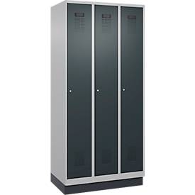 Kleiderspind C+P Evolo Plus, 3 Abteile, 300 mm Abteilbreite, mit Sockel, Anschlag rechts, B 900 x T 500 x H 1950 mm, Zylinder, weißaluminium/anthrazitgrau