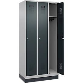 Kleiderspind C+P Evolo Plus, 3 Abteile, 300 mm Abteilbreite, mit Sockel, Anschlag rechts, B 900 x T 500 x H 1950 mm, Zylinder, weißaluminium/anthrazitgrau