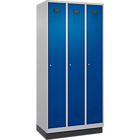 Kleiderspind C+P Evolo Plus, 3 Abteile, 300 mm Abteilbreite, mit Sockel, Anschlag rechts, B 900 x T 500 x H 1950 mm, Zylinder, weißaluminium/enzianblau