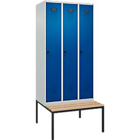 Kleiderspind C+P Evolo Plus, 3 Abteile, 300 mm Abteilbreite, mit untergebauter Sitzbank, B 900 x T 815 x H 2120 mm, Drehriegel, lichtgrau/enzianblau