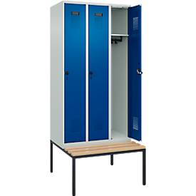 Kleiderspind C+P Evolo Plus, 3 Abteile, 300 mm Abteilbreite, mit untergebauter Sitzbank, B 900 x T 815 x H 2120 mm, Drehriegel, lichtgrau/enzianblau