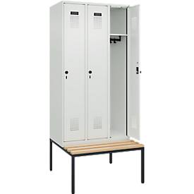 Kleiderspind C+P Evolo Plus, 3 Abteile, 300 mm Abteilbreite, mit untergebauter Sitzbank, B 900 x T 815 x H 2120 mm, Drehriegel, lichtgrau/lichtgrau