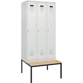 Kleiderspind C+P Evolo Plus, 3 Abteile, 300 mm Abteilbreite, mit untergebauter Sitzbank, B 900 x T 815 x H 2120 mm, Zylinder, lichtgrau/lichtgrau