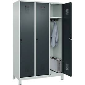Kleiderspind C+P Evolo Plus, 3 Abteile, 400 mm Abteilbreite, mit Füßen, Anschlag rechts, B 1200 x T 500 x H 1950 mm, Drehriegel, lichtgrau/anthrazitgrau