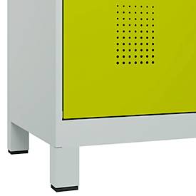 Kleiderspind C+P Evolo Plus, 3 Abteile, 400 mm Abteilbreite, mit Füßen, Anschlag rechts, B 1200 x T 500 x H 1950 mm, Drehriegel, lichtgrau/clowngrün