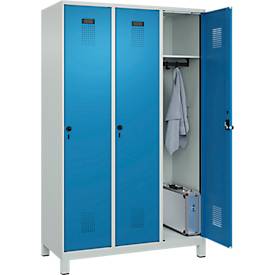 Kleiderspind C+P Evolo Plus, 3 Abteile, 400 mm Abteilbreite, mit Füßen, Anschlag rechts, B 1200 x T 500 x H 1950 mm, Drehriegel, lichtgrau/lichtblau