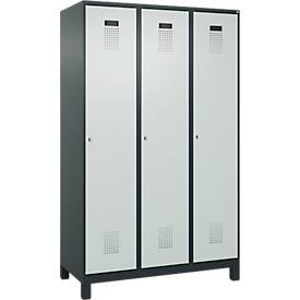 Kleiderspind C+P Evolo Plus, 3 Abteile, 400 mm Abteilbreite, mit Füßen, Anschlag rechts, B 1200 x T 500 x H 1950 mm, Zylinder, anthrazitgrau/lichtgrau