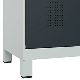 Kleiderspind C+P Evolo Plus, 3 Abteile, 400 mm Abteilbreite, mit Füßen, Anschlag rechts, B 1200 x T 500 x H 1950 mm, Zylinder, lichtgrau/anthrazitgrau