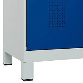 Kleiderspind C+P Evolo Plus, 3 Abteile, 400 mm Abteilbreite, mit Füßen, Anschlag rechts, B 1200 x T 500 x H 1950 mm, Zylinder, lichtgrau/enzianblau