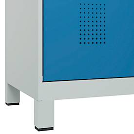 Kleiderspind C+P Evolo Plus, 3 Abteile, 400 mm Abteilbreite, mit Füßen, Anschlag rechts, B 1200 x T 500 x H 1950 mm, Zylinder, lichtgrau/lichtblau