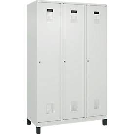 Kleiderspind C+P Evolo Plus, 3 Abteile, 400 mm Abteilbreite, mit Füßen, Anschlag rechts, B 1200 x T 500 x H 1950 mm, Zylinder, lichtgrau/lichtgrau