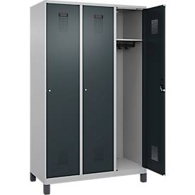 Kleiderspind C+P Evolo Plus, 3 Abteile, 400 mm Abteilbreite, mit Füßen, Anschlag rechts, B 1200 x T 500 x H 1950 mm, Zylinder, weißaluminium/anthrazitgrau