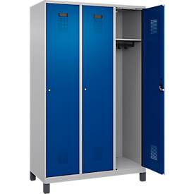 Kleiderspind C+P Evolo Plus, 3 Abteile, 400 mm Abteilbreite, mit Füßen, Anschlag rechts, B 1200 x T 500 x H 1950 mm, Zylinder, weißaluminium/enzianblau