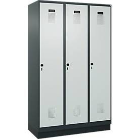 Kleiderspind C+P Evolo Plus, 3 Abteile, 400 mm Abteilbreite, mit Sockel, Anschlag rechts, B 1200 x T 500 x H 1950 mm, Drehriegel, anthrazitgrau/lichtgrau