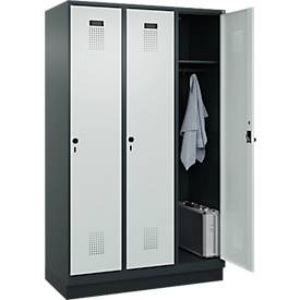 Kleiderspind C+P Evolo Plus, 3 Abteile, 400 mm Abteilbreite, mit Sockel, Anschlag rechts, B 1200 x T 500 x H 1950 mm, Drehriegel, anthrazitgrau/lichtgrau