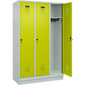 Kleiderspind C+P Evolo Plus, 3 Abteile, 400 mm Abteilbreite, mit Sockel, Anschlag rechts, B 1200 x T 500 x H 1950 mm, Drehriegel, lichtgrau/clowngrün