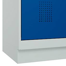 Kleiderspind C+P Evolo Plus, 3 Abteile, 400 mm Abteilbreite, mit Sockel, Anschlag rechts, B 1200 x T 500 x H 1950 mm, Drehriegel, lichtgrau/enzianblau