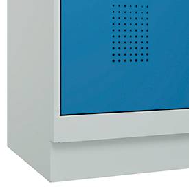 Kleiderspind C+P Evolo Plus, 3 Abteile, 400 mm Abteilbreite, mit Sockel, Anschlag rechts, B 1200 x T 500 x H 1950 mm, Drehriegel, lichtgrau/lichtblau