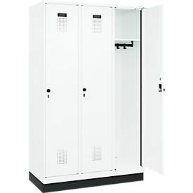 Kleiderspind C+P Evolo Plus, 3 Abteile, 400 mm Abteilbreite, mit Sockel, Anschlag rechts, B 1200 x T 500 x H 1950 mm, Drehriegel, verkehrsweiß/verkehrsweiß