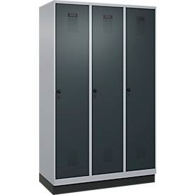 Kleiderspind C+P Evolo Plus, 3 Abteile, 400 mm Abteilbreite, mit Sockel, Anschlag rechts, B 1200 x T 500 x H 1950 mm, Drehriegel, weißaluminium/anthrazitgrau