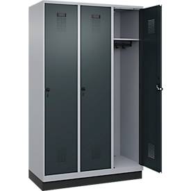 Kleiderspind C+P Evolo Plus, 3 Abteile, 400 mm Abteilbreite, mit Sockel, Anschlag rechts, B 1200 x T 500 x H 1950 mm, Drehriegel, weißaluminium/anthrazitgrau