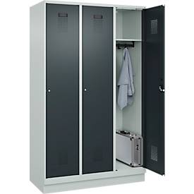 Kleiderspind C+P Evolo Plus, 3 Abteile, 400 mm Abteilbreite, mit Sockel, Anschlag rechts, B 1200 x T 500 x H 1950 mm, Zylinder, lichtgrau/anthrazitgrau