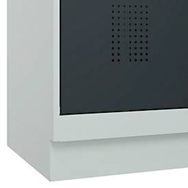 Kleiderspind C+P Evolo Plus, 3 Abteile, 400 mm Abteilbreite, mit Sockel, Anschlag rechts, B 1200 x T 500 x H 1950 mm, Zylinder, lichtgrau/anthrazitgrau