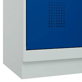 Kleiderspind C+P Evolo Plus, 3 Abteile, 400 mm Abteilbreite, mit Sockel, Anschlag rechts, B 1200 x T 500 x H 1950 mm, Zylinder, lichtgrau/enzianblau