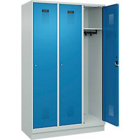 Kleiderspind C+P Evolo Plus, 3 Abteile, 400 mm Abteilbreite, mit Sockel, Anschlag rechts, B 1200 x T 500 x H 1950 mm, Zylinder, lichtgrau/lichtblau