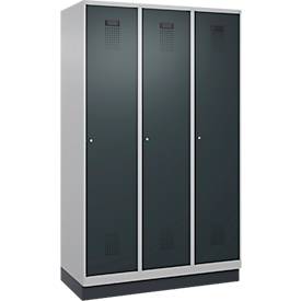 Kleiderspind C+P Evolo Plus, 3 Abteile, 400 mm Abteilbreite, mit Sockel, Anschlag rechts, B 1200 x T 500 x H 1950 mm, Zylinder, weißaluminium/anthrazitgrau