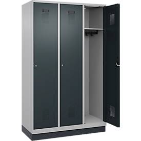 Kleiderspind C+P Evolo Plus, 3 Abteile, 400 mm Abteilbreite, mit Sockel, Anschlag rechts, B 1200 x T 500 x H 1950 mm, Zylinder, weißaluminium/anthrazitgrau