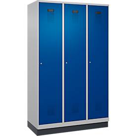 Kleiderspind C+P Evolo Plus, 3 Abteile, 400 mm Abteilbreite, mit Sockel, Anschlag rechts, B 1200 x T 500 x H 1950 mm, Zylinder, weißaluminium/enzianblau