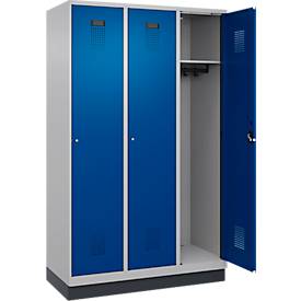 Kleiderspind C+P Evolo Plus, 3 Abteile, 400 mm Abteilbreite, mit Sockel, Anschlag rechts, B 1200 x T 500 x H 1950 mm, Zylinder, weißaluminium/enzianblau
