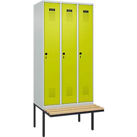 Kleiderspind C+P Evolo Plus, 3 Abteile à 300 mm Breite, schwebende Sitzbank, B 900 x T 815 x H 2120 mm, Drehriegel, lichtgrau/clonwgrün