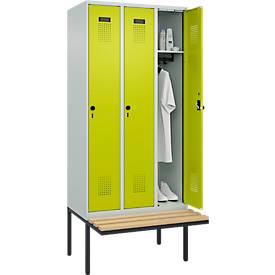 Kleiderspind C+P Evolo Plus, 3 Abteile à 300 mm Breite, schwebende Sitzbank, B 900 x T 815 x H 2120 mm, Drehriegel, lichtgrau/clonwgrün