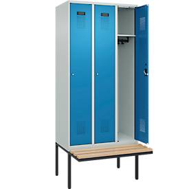 Kleiderspind C+P Evolo Plus, 3 Abteile à 300 mm Breite, schwebende Sitzbank, B 900 x T 815 x H 2120 mm, Zylinder, lichtgrau/lichtblau
