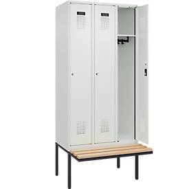 Kleiderspind C+P Evolo Plus, 3 Abteile à 300 mm Breite, schwebende Sitzbank, B 900 x T 815 x H 2120 mm, Zylinder, lichtgrau/lichtgrau