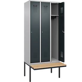 Kleiderspind C+P Evolo Plus, 3 Abteile à 300 mm Breite, schwebende Sitzbank, B 900 x T 815 x H 2120 mm, Zylinder, weißaluminium/anthrazit