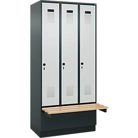 Kleiderspind C+P Evolo Plus, 3 Abteile à 300 mm Breite, Sockel, schwebende Sitzbank, B 900 x T 815 x H 1950 mm, Drehriegel, anthrazitgrau/lichtgrau