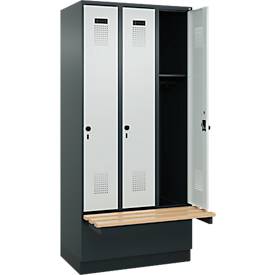Kleiderspind C+P Evolo Plus, 3 Abteile à 300 mm Breite, Sockel, schwebende Sitzbank, B 900 x T 815 x H 1950 mm, Drehriegel, anthrazitgrau/lichtgrau