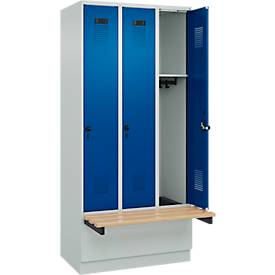 Kleiderspind C+P Evolo Plus, 3 Abteile à 300 mm Breite, Sockel, schwebende Sitzbank, B 900 x T 815 x H 1950 mm, Drehriegel, lichtgrau/enzianblau
