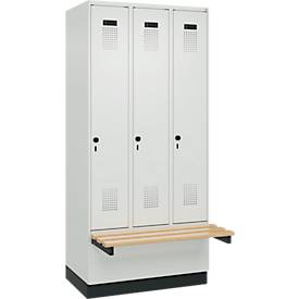 Kleiderspind C+P Evolo Plus, 3 Abteile à 300 mm Breite, Sockel, schwebende Sitzbank, B 900 x T 815 x H 1950 mm, Drehriegel, lichtgrau/lichtgrau