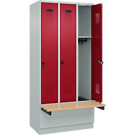 Kleiderspind C+P Evolo Plus, 3 Abteile à 300 mm Breite, Sockel, schwebende Sitzbank, B 900 x T 815 x H 1950 mm, Drehriegel, lichtgrau/rubinrot