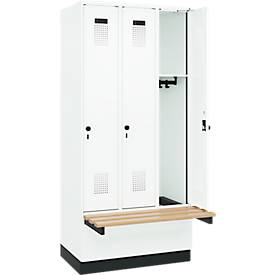 Kleiderspind C+P Evolo Plus, 3 Abteile à 300 mm Breite, Sockel, schwebende Sitzbank, B 900 x T 815 x H 1950 mm, Drehriegel, verkehrsweiß/verkehrsweiß