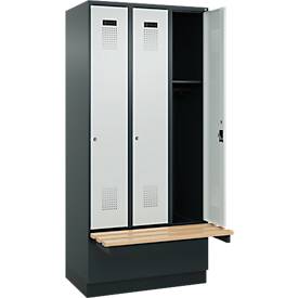 Kleiderspind C+P Evolo Plus, 3 Abteile à 300 mm Breite, Sockel, schwebende Sitzbank, B 900 x T 815 x H 1950 mm, Zylinder, anthrazitgrau/lichtgrau
