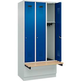 Kleiderspind C+P Evolo Plus, 3 Abteile à 300 mm Breite, Sockel, schwebende Sitzbank, B 900 x T 815 x H 1950 mm, Zylinder, lichtgrau/enzianblau