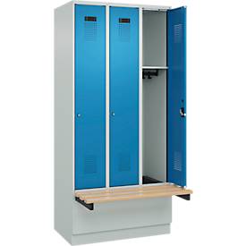 Kleiderspind C+P Evolo Plus, 3 Abteile à 300 mm Breite, Sockel, schwebende Sitzbank, B 900 x T 815 x H 1950 mm, Zylinder, lichtgrau/lichtgrau