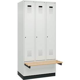 Kleiderspind C+P Evolo Plus, 3 Abteile à 300 mm Breite, Sockel, schwebende Sitzbank, B 900 x T 815 x H 1950 mm, Zylinder, lichtgrau/lichtgrau