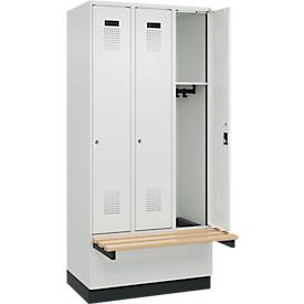 Kleiderspind C+P Evolo Plus, 3 Abteile à 300 mm Breite, Sockel, schwebende Sitzbank, B 900 x T 815 x H 1950 mm, Zylinder, lichtgrau/lichtgrau