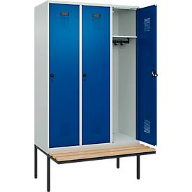 Kleiderspind C+P Evolo Plus, 3 Abteile à 400 mm Breite, schwebende Sitzbank, B 1200 x T 815 x H 2120 mm, Drehriegel, lichtgrau/enzianblau